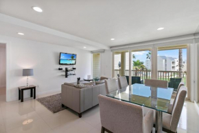 Amazing beachfront condo! enjoy with great views of beach and pool from balcony